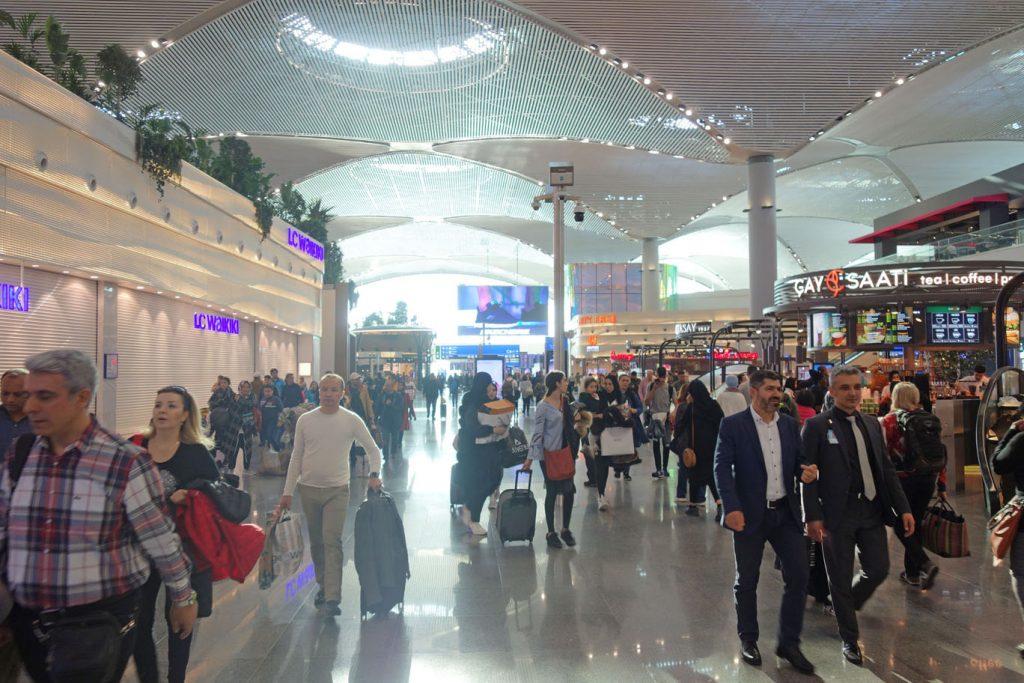Пересадка в стамбуле можно. Выход в новом аэропорту Стамбула. Аэропорт Стамбул выход в город. Аэропорт Стамбула пересадка. Короткая стыковка в аэропорту Стамбула.