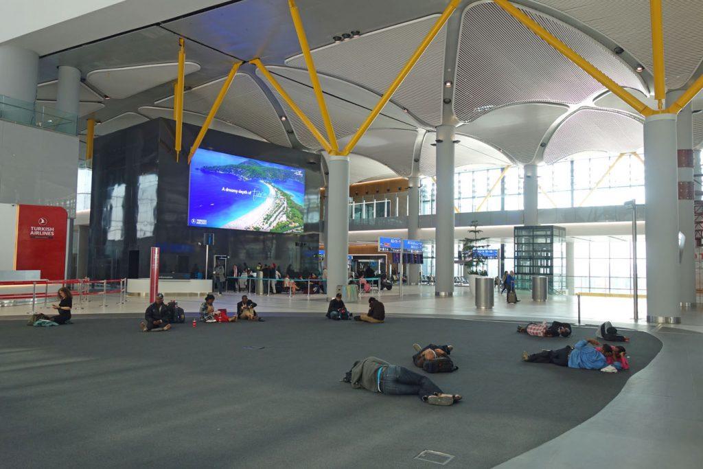 Пересадка в стамбуле можно. Стамбульский аэропорт галерея. Аэропорт Стамбула выход. Выход в новом аэропорту Стамбула. Выход из аэропорта новый Стамбул.